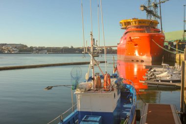 Ribadeo, İspanya - 08 08 2023: Ribadeo, İspanya kıyılarının önünde balıkçı gemisi