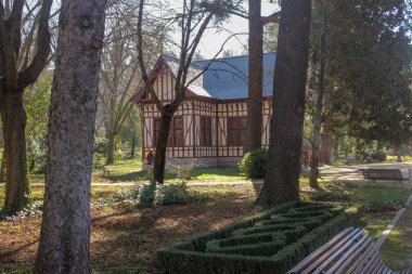 Campo del Moro, Madrid, İspanya - 02: 20 2023: Bahçeler boyunca yürümek ve evler ve kaynaklar keşfetmek