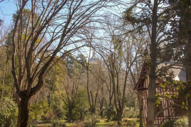 Campo del Moro, Madrid, İspanya - 02: 20 2023: Bahçeler boyunca yürümek ve evler ve kaynaklar keşfetmek