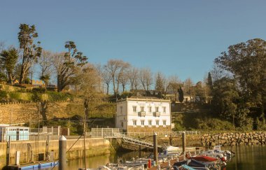 Figueras, Asturias, İspanya; 05 05 05 2023: İspanya 'nın Asturias kentindeki Figueras limanından manzara