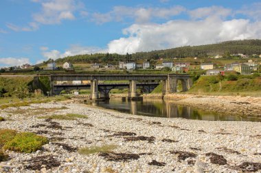Fazouro, Foz, İspanya; 11 11: 2023: Ouro Nehri üzerindeki köprünün manzarası