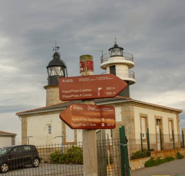 San Cibrao Deniz Feneri, Cervo, İspanya; 10 10 10 2023: San Cibrao 'daki iki deniz fenerinin manzarası