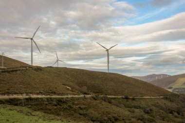 Ourol, İspanya; 09 09: 2023: bulutlu bir günde dağlarda rüzgar türbinleri