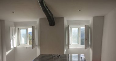 Dağların kalbinde, boyalı mabedim güneşin nazik kucaklamasını hoş karşılar.