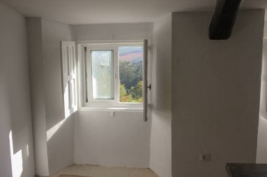 Her vuruşta bir şaheser. Güneşin sabah girişini boyadım. Dağ evime sıcaklık kattım.