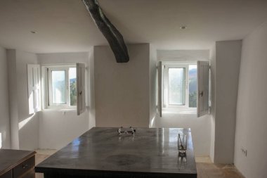 Kendini ifade etmenin ihtişamıyla, boyalı salonum dağ güneşini sanatsal zarafetle davet ediyor.