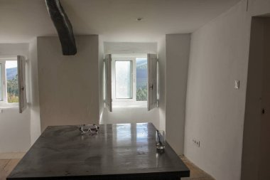 Sabah güneşini evimin kumaşına ördüm. Güneş ışığı ve fırça darbelerinin şahsi şaheseri.