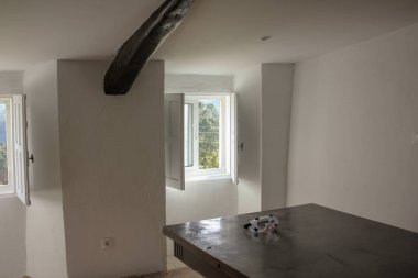 Onu boyamak için harcadığım çabadan sonra, güneş oturma odamda.