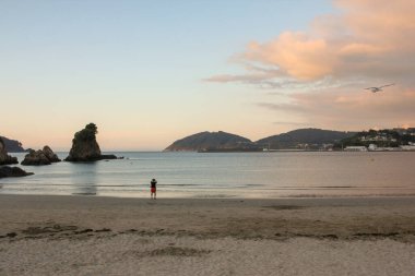 Viveiro, İspanya; 09 09 2023: Cobas plajında gün batımı