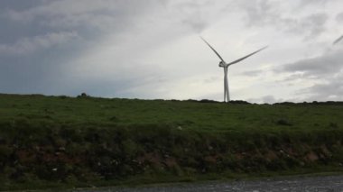 İspanya 'nın Galiçya dağlarında rüzgar türbinleri ve bulutlar