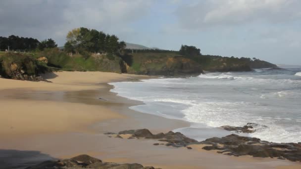 カンタブリア海の孤独なビーチ — ストック動画