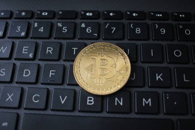 Bilgisayarımdaki klavyedeki bir bitcoin.