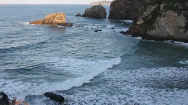到达西班牙加利西亚北部海岸的悬崖和海浪 — 图库视频影像