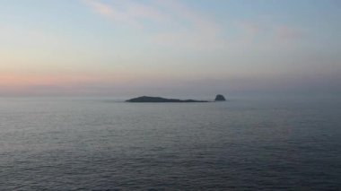 San Cibrao 'nun önündeki adalar, İspanya, Cantabrian kıyısında.