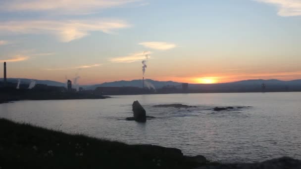 Захід Сонця Сан Кібрао Перед Алюмінієвим Заводом — стокове відео