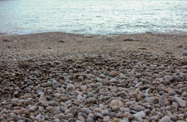 İspanya 'nın Asturias kentindeki Sessizlik plajında yüzlerce küçük yuvarlak kaya var.