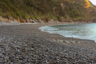 İspanya, Asturias 'taki Sessizlik plajında bir sürü yuvarlak kaya var.