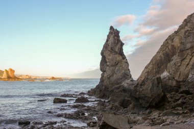 Sessizlik plajında bir sürü tuhaf kaya var.