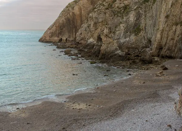 İspanya, Asturias 'taki Sessizlik plajının soğuk suları.