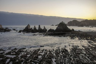 İspanya 'nın Asturias kentindeki Gueirua plajı, bir bahar günü şafak vakti.