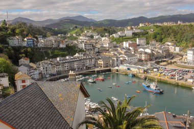 Luarca 'nın güzelliği Cantabrian denizinde, yukarıdan görünüyor.