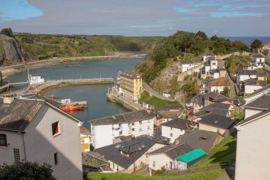 İspanya, Asturias 'taki Luarca, yukarıdan bakıldığında Cantabrian Denizi' nden görülüyor.