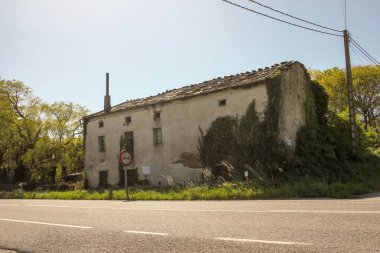 Büyük, eski, terk edilmiş bir ev Galiçya, İspanya 'da kırsal bir yol yakınında.