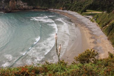 İspanya 'nın Asturias kentindeki Cantabrian sahilinde ıssız bir plaj.