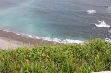 İspanya 'nın Asturias şehrinde bir plaj, Cantabrian Denizi kıyısında yüksek bir noktadan görüldü.