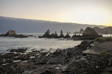 Asturias, İspanya 'daki Gueirua sahilinde tuhaf bir kaya oluşumu.