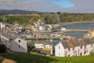 İspanya 'nın Cantabrian kıyısındaki Luarca yakınlarında yüksek uçurumlar