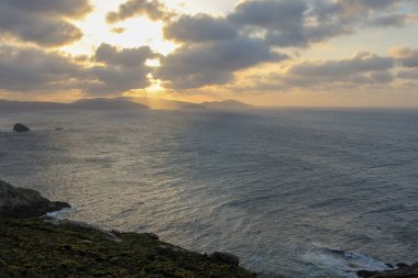Günün sonunda İspanya 'nın Xove kentindeki Roncadoira Burnu yakınlarındaki Cantabrian Denizi üzerinde