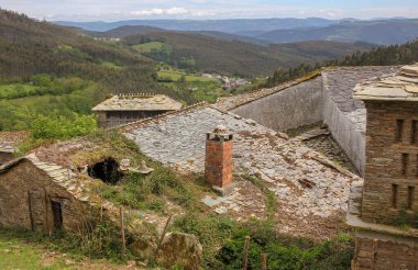 İspanya, Galiçya 'da terk edilmiş bir ev.