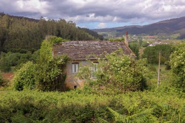 İspanya 'nın bu kesimindeki daha yoğun nüfuslu bölgelere taşınan insanlar için eski ve terk edilmiş evler Galiçya' da giderek daha sık görülmektedir.