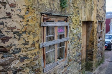 Luarca, Asturias, İspanya 'da terk edilmiş taş bir ev.