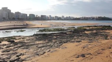 Sahilden Gijon manzarası.