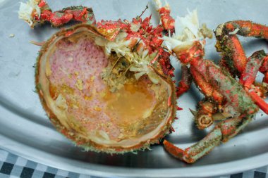 Örümcek yengeçleri arkadaşlarınla yediğinde çok lezzetli oluyorlar.