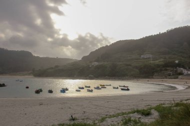 İspanya 'da Estaca de Bares plajında bulutlu gün batımı