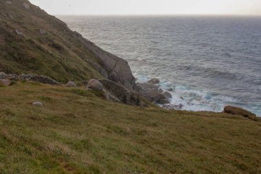 İspanya 'da Estaca de Bares yakınlarında Atlantik Okyanusu' nda ani bir sahil.