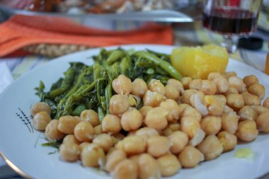 Nohut, patates ve şalgamlı sağlıklı bir yemek.