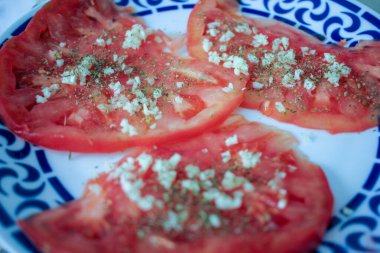 Sarımsaklı ve zeytinyağlı domates dilimleri.