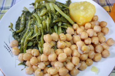 Nohut, şalgam ve patatesli lezzetli ve sağlıklı bir yemek.