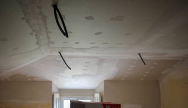 Kırsalda eski bir evi boyamak