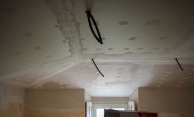 onarılmaya hazır eski bir evin tavanı.