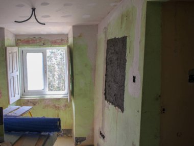 Eski bir evin duvarları daha sonra beyaza boyanmak üzere boyanacak.