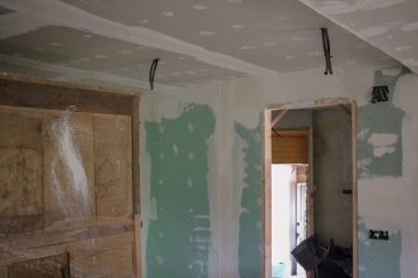 Oturma odası duvarları ve tavan eski bir evde boyanmaya hazır.