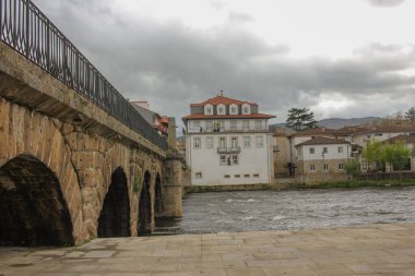 bir köprü ve nehir Chaves, Portekiz 'de