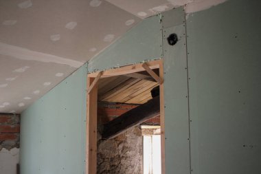 Kırsalda eski bir evi düzenlemek ve boyamak