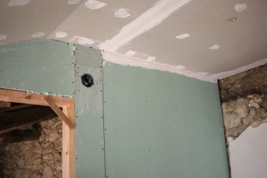 Eski bir evin duvarlarını ve tavanını boyuyorum.