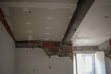 Kırsaldaki eski bir evin tavanını boyuyorum.